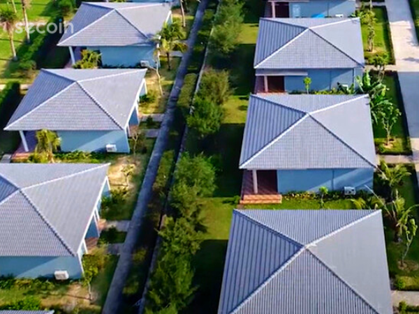 Biệt thự biển kết hợp sử dụng ngói màu màu xanh da trời tạo sự bắt mắt cho tổng thể dự án