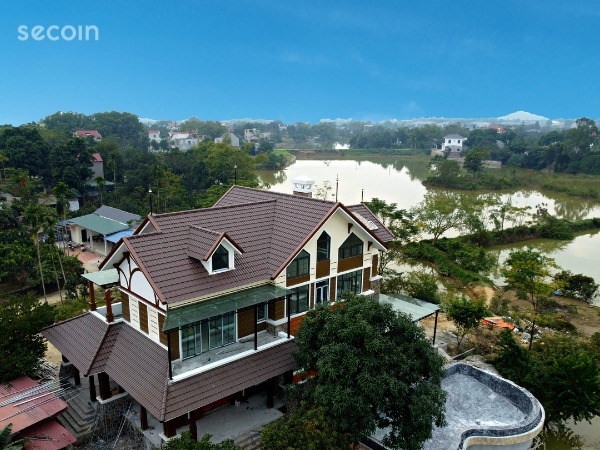 Ngói màu nâu mang đến sự giản dị và gần gũi 