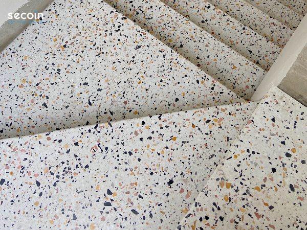 Gạch Terrazzo ứng dụng làm cầu thang 
