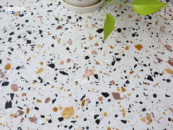 Gạch Terrazzo là loại gạch trang trí có nhiều màu sắc với tính chịu lực
