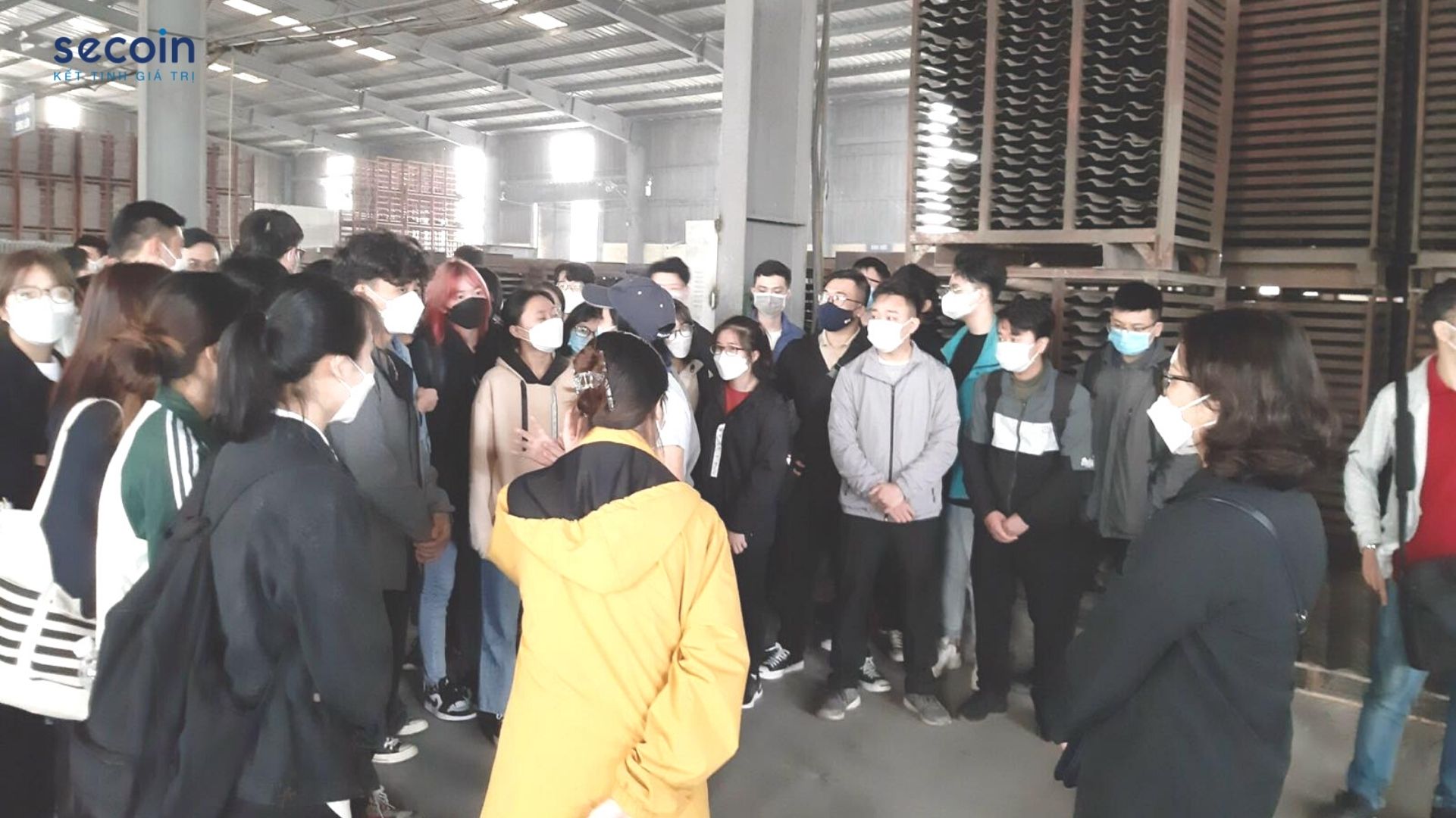 Sinh vien K62 và K63 truong DHBK tham quan nha may Secoin Hung Yen