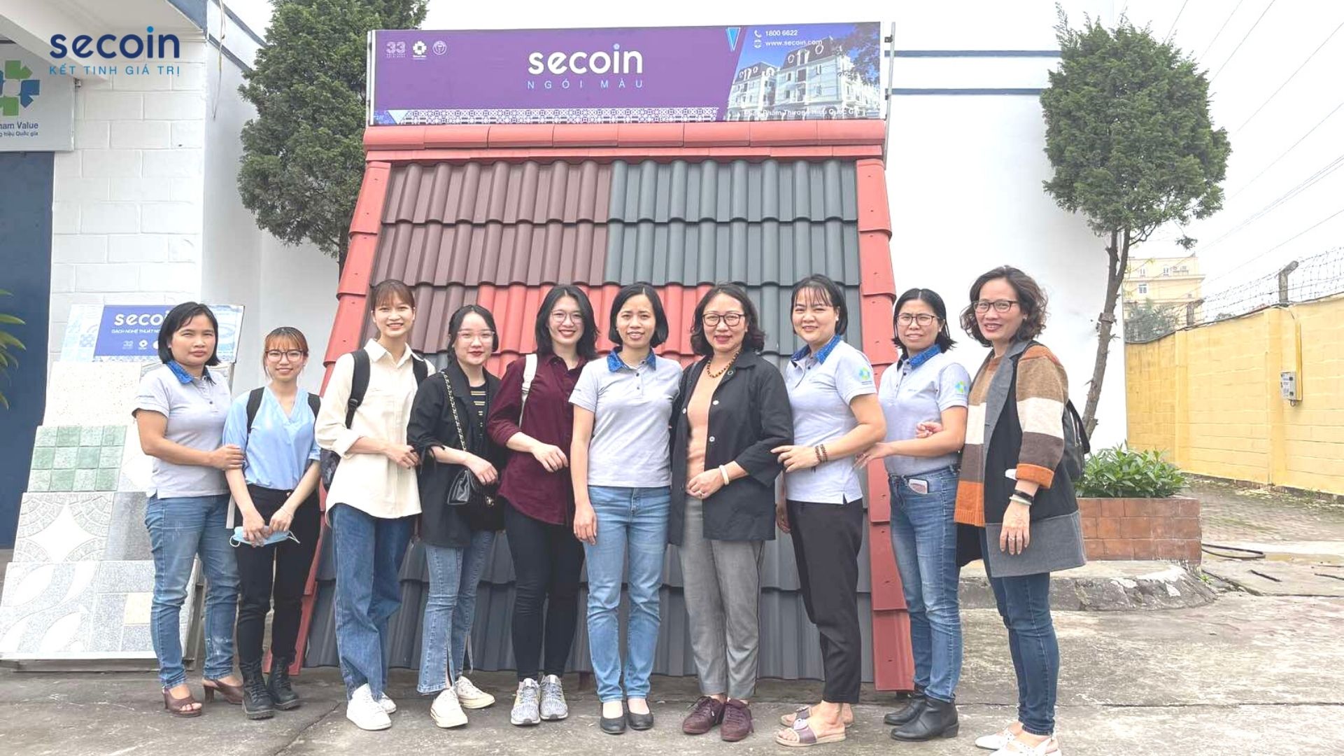 Sinh vien K62 và K63 truong DHBK tham quan nha may Secoin Hung Yen