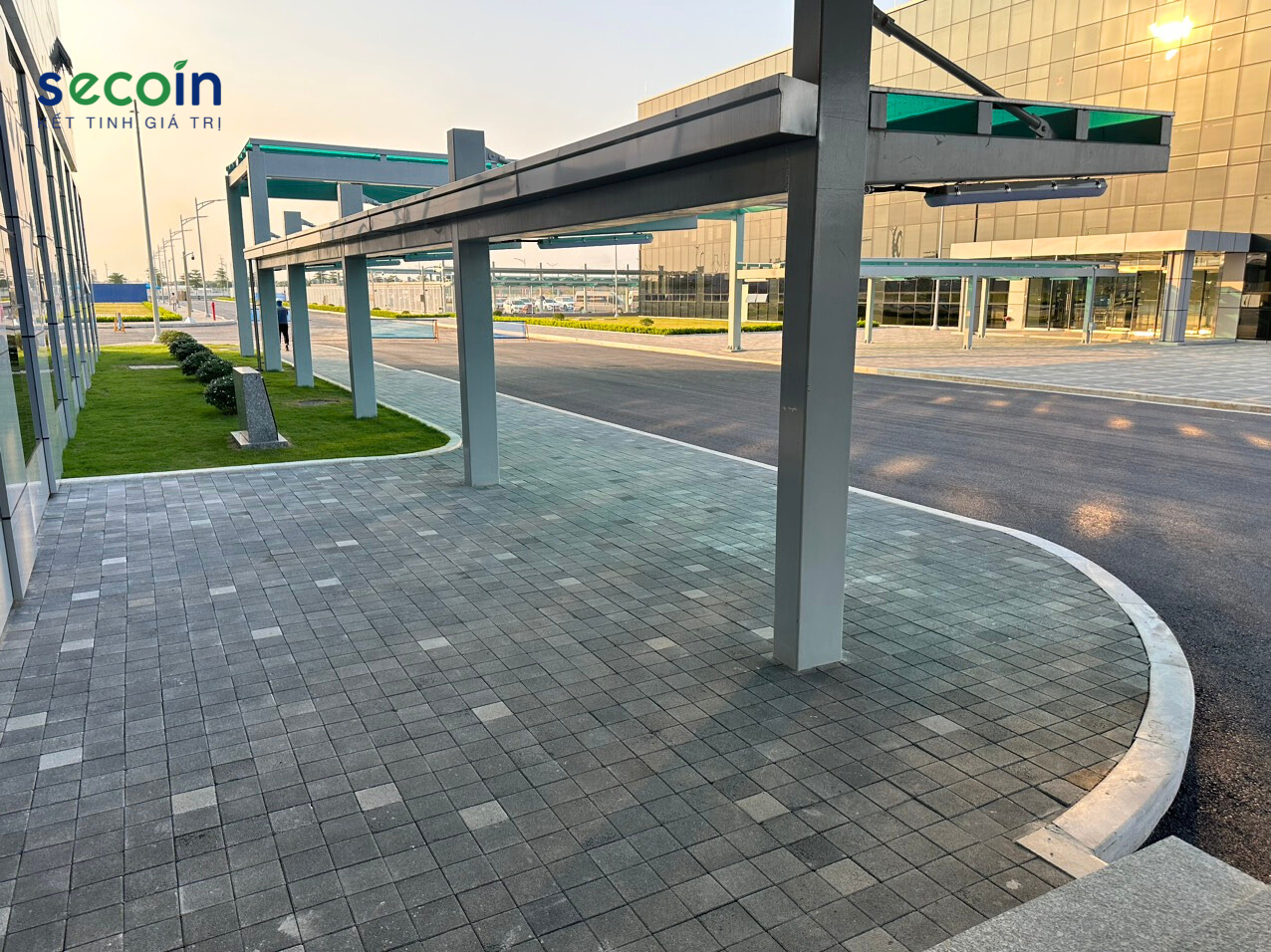 Gạch lát tự chèn tại Nhà máy Amkor Technology Việt Nam- Khu công nghiêp Yên Phong - Bắc Ninh
