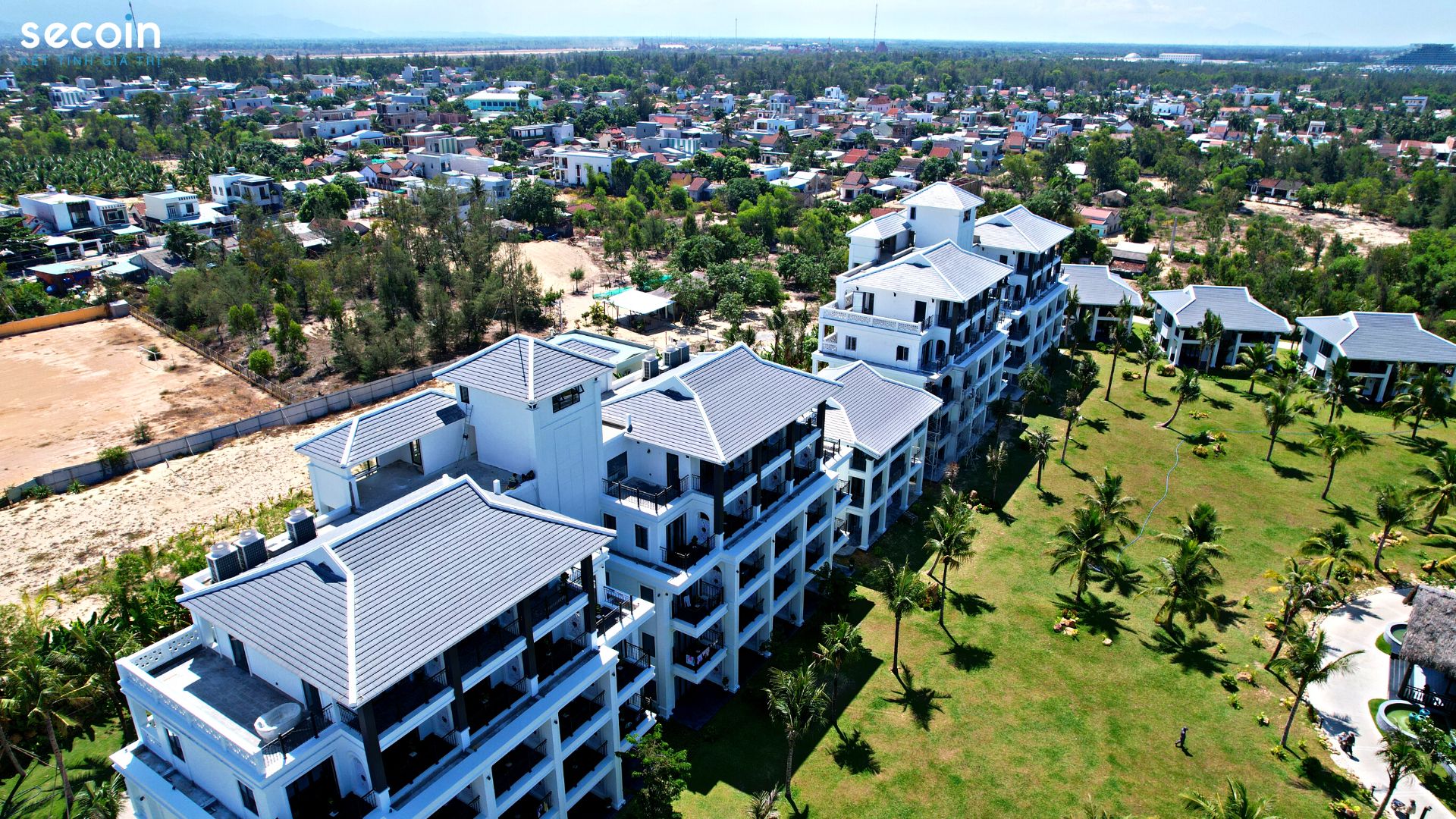 Ngói phẳng kiểu Pháp Secoin tại Khu dịch vụ du lịch, nghỉ dưỡng làng biển nhiệt đới Hội An