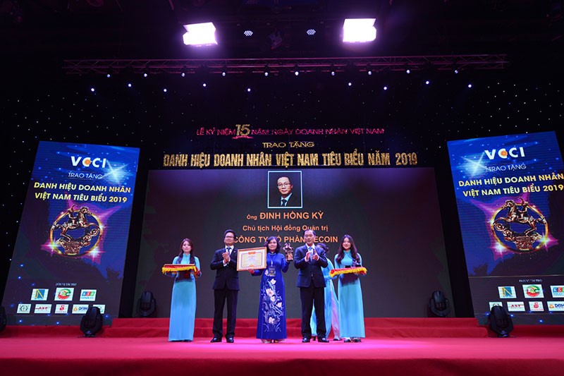 Chairman Dinh Hong Ky was awarded the title of Vietnam Entrepreneur of 2019 by VCCI