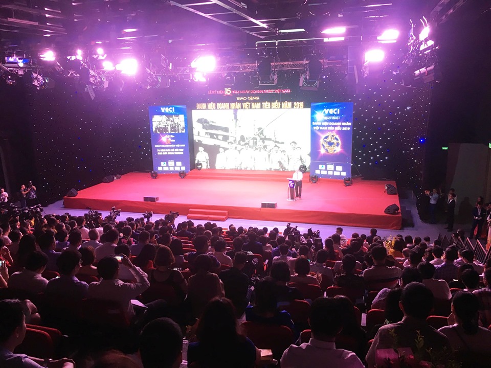 Chairman Dinh Hong Ky was awarded the title of Vietnam Entrepreneur of 2019 by VCCI