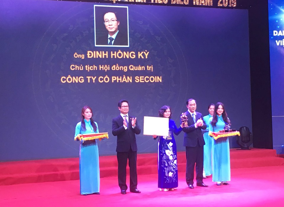 Chairman Dinh Hong Ky was awarded the title of Vietnam Entrepreneur of 2019 by VCCI