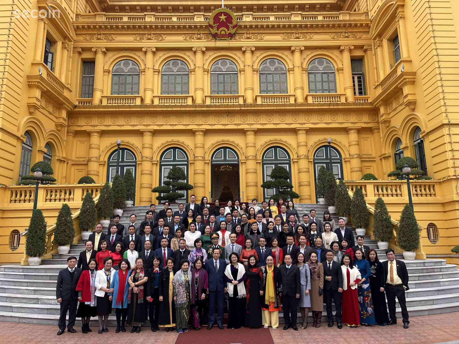 Ms. Dinh Hoai Giang - Vice Chairman of Secoin took photo at the Presidential Palace